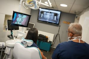 Read more about the article Dental Implants Abroad: What the Evidence Says About Risk, Cost and Aftercare